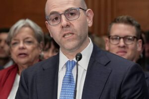 Senát tesne pred zasadnutím o politike potvrdil Mirana za guvernéra Fedu.