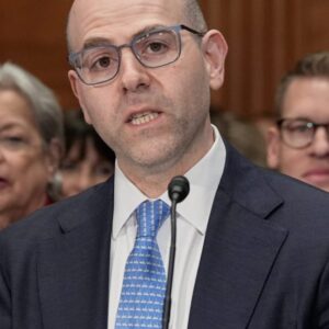 Senát tesne pred zasadnutím o politike potvrdil Mirana za guvernéra Fedu.