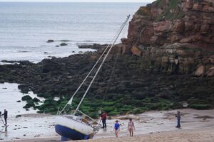 Pri britskom pobreží sa pohupovala loď duchov. Podivný nález z paluby nikto neča...