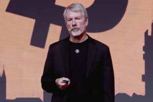 Cena Bitcoinu klesá pod 115 000 dolárov, zatiaľ čo Strategy nakupuje ďalšie Bitc...