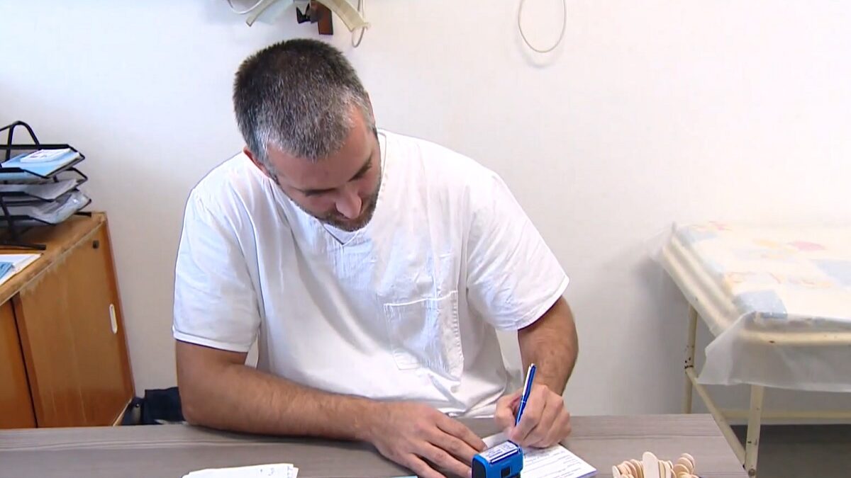 lekar.jpg Zmeny v platení práceneschopnosti – Parlament schválil zmeny v platení PN.