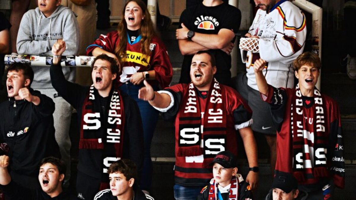 Atak na trénera Sparty pred očami Slovákov a vypredaného štadióna