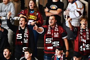 Atak na trénera Sparty pred očami Slovákov a vypredaného štadióna