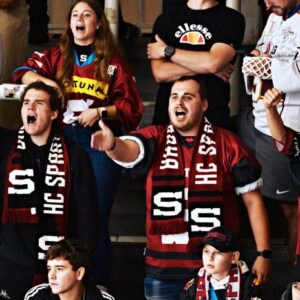 Atak na trénera Sparty pred očami Slovákov a vypredaného štadióna