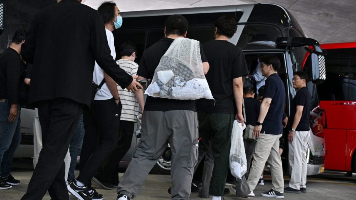 Trump hovorí, že nechce „odstrašiť“ zahraničné investície po razii ICE v kórejskej továrni.