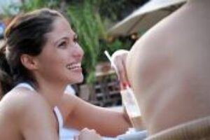 5 tipov, ako spoznať, že s vami niekto flirtuje