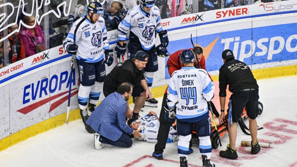 Draho vykúpená výhra: Slováka Petrovského čaká operácia a dlhá pauza, jeho spoluhráča odviezli na sál rovno z ľadu Draho vykúpená výhra: Slováka Petrovského čaká operácia a dlhá pauza, jeho spoluhráča odviezli na sál rovno z ľadu