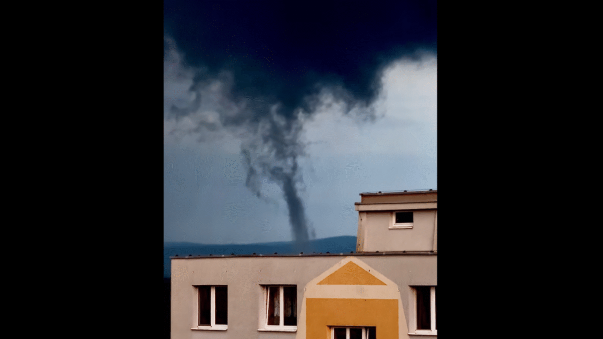 Na hraniciach Česka so Slovenskom spozorovali slabšie tornádo.