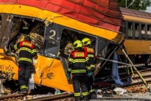 Klasickými nožnicami to strihať nešlo. Najhorší čelný stret vlakov v Česku očami...