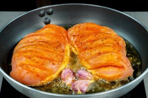 Tajomstvo odhalené! Návod, ako dosiahnuť šťavnaté a dozlatista upečené kuracie p...