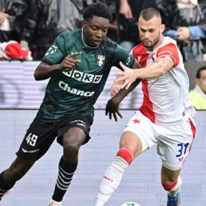 Prekop debutoval za Slaviu, Schranz nehral. Plzni pomohli dve červené karty súpe...