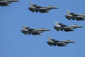 Poľsko aktivovalo stíhačky a uzavrelo kľúčové letisko kvôli hrozbe dronmi.