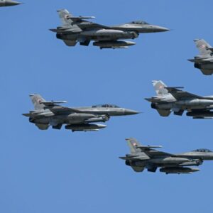 Poľsko aktivovalo stíhačky a uzavrelo kľúčové letisko kvôli hrozbe dronmi.