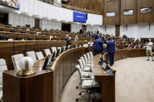 Opasky si pre konsolidáciu budú uťahovať aj ústavní činitelia.