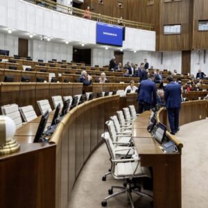 Opasky si pre konsolidáciu budú uťahovať aj ústavní činitelia.