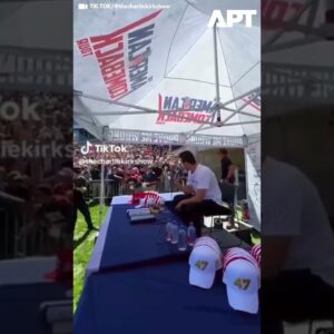 Charlie Kirk mŕtvy – Trump oznamuje: Sledujte posledné momenty pred streľb...