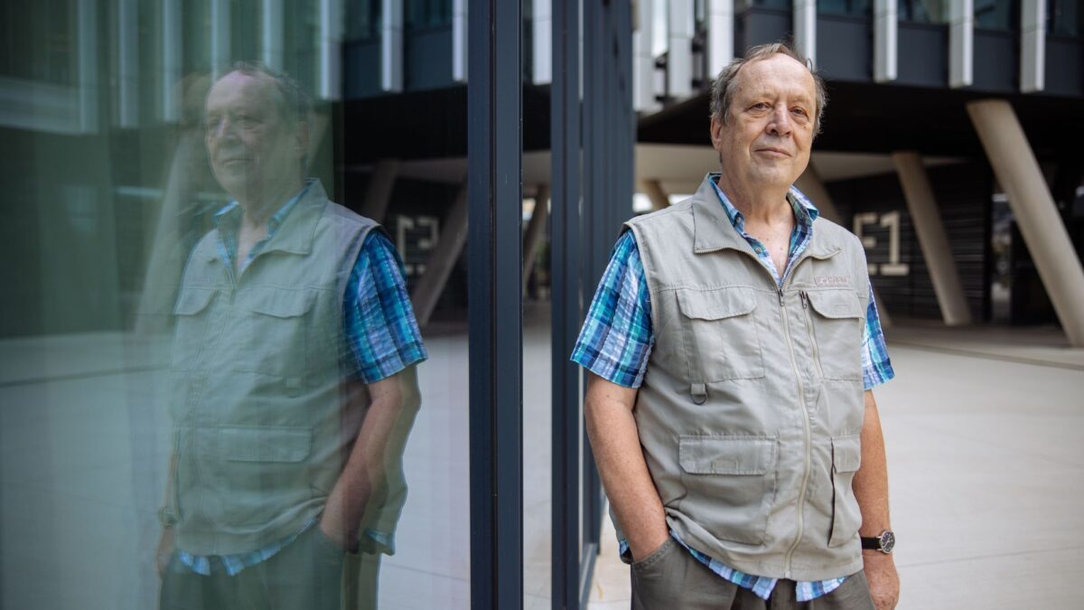 Vesmír môže byť plný lovcov, rozhodne by som na nás neupozorňoval, hovorí známy ufológ