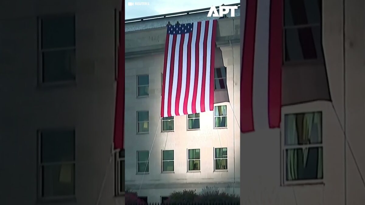 Pentagon si uctieva 9/11 poctou vlajkami.