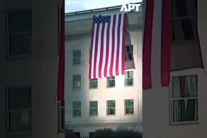 Pentagon si uctieva 9/11 poctou vlajkami.