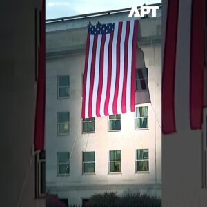 Pentagon si uctieva 9/11 poctou vlajkami.