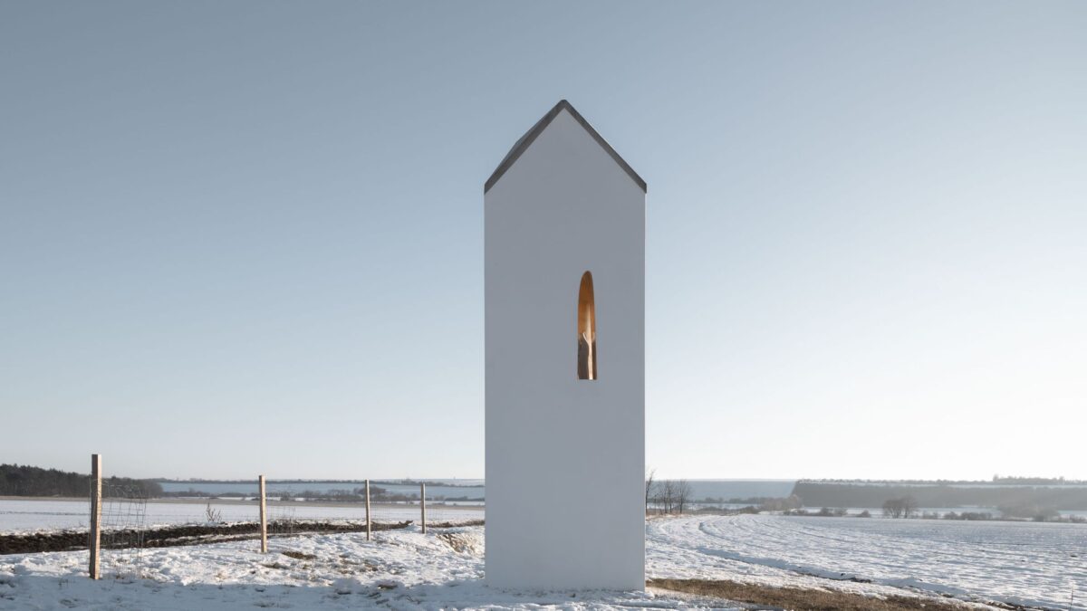 Kaplnka opäť víta prichádzajúcich ako duchovný rázcestník. Zdobí ju Panna Mária z 3D tlače