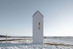 Kaplnka opäť víta prichádzajúcich ako duchovný rázcestník. Zdobí ju Panna Mária ...