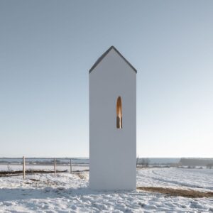 Kaplnka opäť víta prichádzajúcich ako duchovný rázcestník. Zdobí ju Panna Mária ...