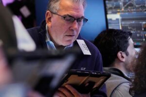 AP25253535517208.jpg Budúcnosť Wall Streetu závisí od riskantnej stávky na smerovanie americkej ekono...