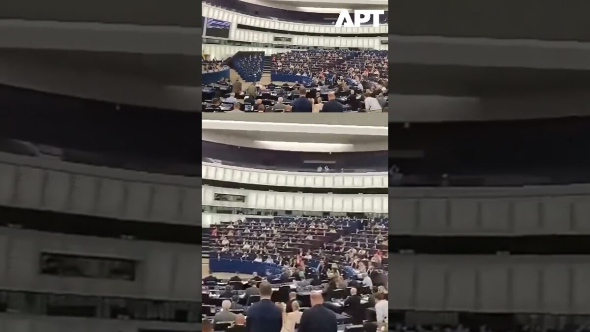 Minúta ticha Charlieho Kirka prerušená v Európskom parlamente.