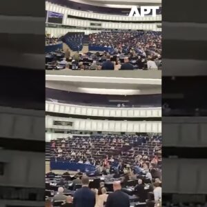 Minúta ticha Charlieho Kirka prerušená v Európskom parlamente.