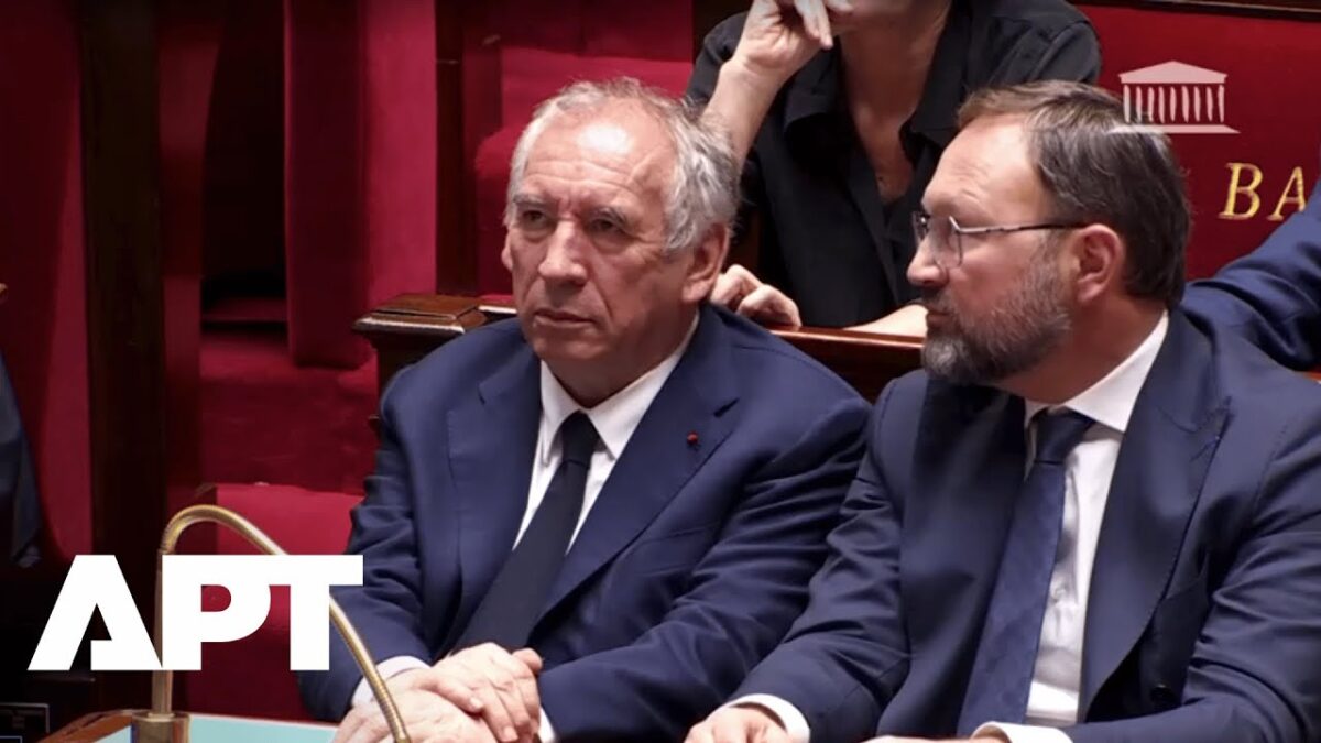 Francúzsky premiér François Bayrou stratil hlas dôvery, vláda padla.