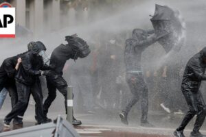 Polícia sa stretla s demonštrantmi vo Francúzsku, Macron vymenoval nového premié...