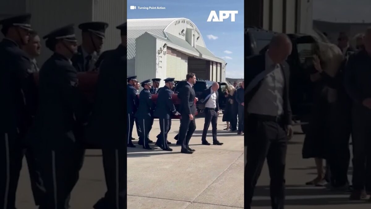 JD Vance sprevádza truhlu Charlieho Kirka z Utahu do Arizony na pietnej spomienke.