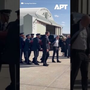 JD Vance sprevádza truhlu Charlieho Kirka z Utahu do Arizony na pietnej spomienk...