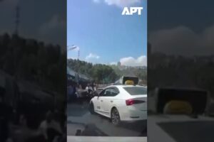 Dashcam zachytila útek ľudí po streľbe v Jeruzaleme.