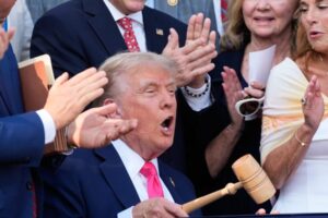 GettyImages-2222867986-e1757611765526.jpg CBO tvrdí, že Trumpov zásah proti imigrácii spôsobuje, že americká populácia sa ...