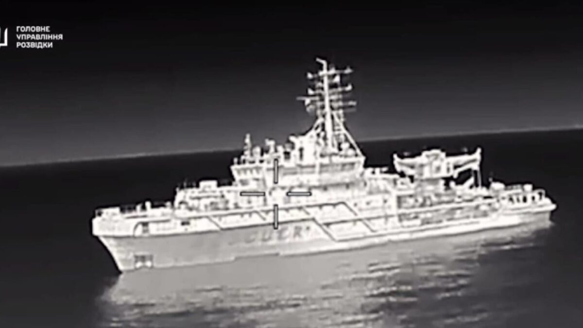 Ukrajinský dron presne zasiahol. Video ukazuje, ako Rusi odpísali loď za 1,3 miliardy korún