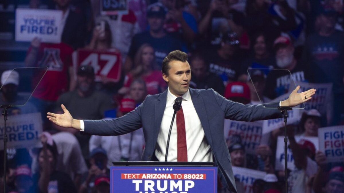 GettyImages-2167287751-e1757589185809.jpg Charlie Kirk sa vo veku 31 rokov vypracoval z vysokoškolského študenta, ktorý nedokončil štúdium, na tvorcu politického hnutia s ročným obratom 92 miliónov dolárov a priamou linkou na prezidenta Trumpa.