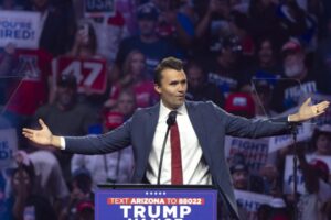 Charlie Kirk sa vo veku 31 rokov vypracoval z vysokoškolského študenta, ktorý ne...