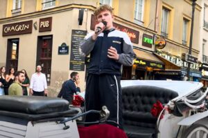 Bohemian Rhapsody v uliciach Paríža. Neuveriteľné video dojalo celý svet