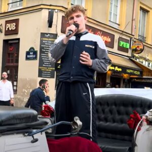 Bohemian Rhapsody v uliciach Paríža. Neuveriteľné video dojalo celý svet