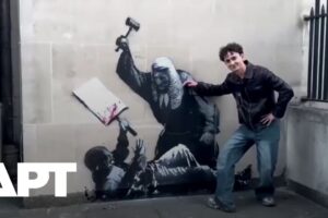 Nové Banksyho dielo sa objavilo na londýnskom Najvyššom súde a zobrazuje sudcu ú...