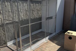 Voliera s dibondovym domčekom 4x1x2m. Potiahnutá pletivom esafort s okom 19x19mm...