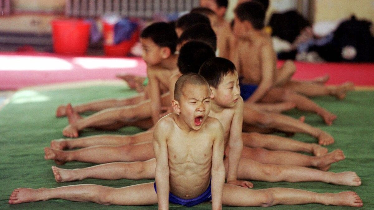 Detský plač a dril na hrane týrania. Tréning malých gymnastov prebieha za podpory rodičov.