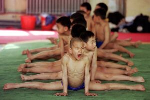 Detský plač a dril na hrane týrania. Tréning malých gymnastov prebieha za podpor...