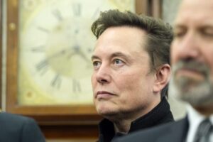 Elon Musk prišiel o titul najbohatšieho muža planéty.