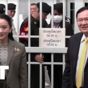 Thajský súd nariadil expremiérovi Thaksinovi odsedieť si rok vo väzení.