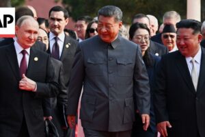 Si Ťin-pching víta Putina a Kim Čong-una pri príchode na čínsku vojenskú prehlia...