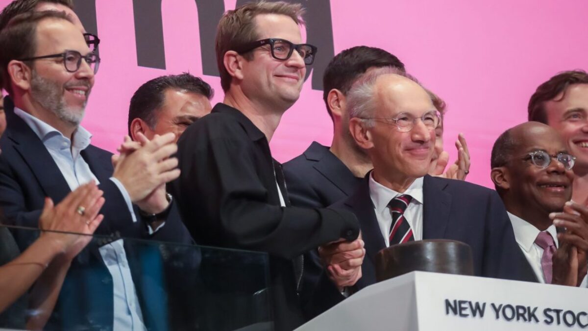 Klarna vstupuje na burzu, pričom 3 zo 4 Američanov sa spoliehajú na „kúp teraz, zaplať neskôr“. Odborníci sa obávajú, že sa to „rýchlo nabaľuje do vážnej finančnej záťaže“.