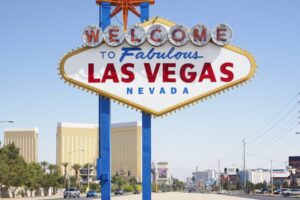 GettyImages-200435392-001-e1757512367800.jpg Starosta Las Vegas tvrdí, že mesto trpí vážnym poklesom počtu kanadských turisto...